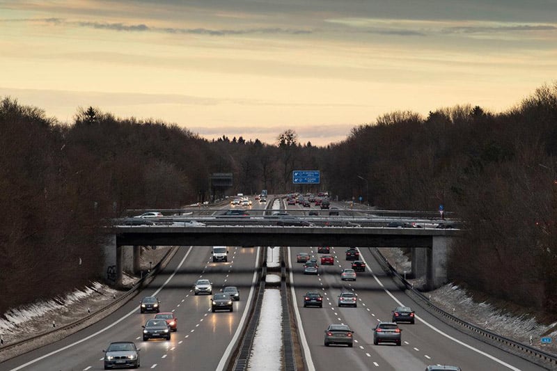 Carros nas estradas Autobahns em Berlim na Alemanha