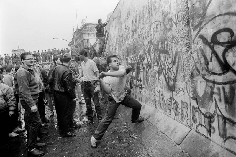 Registro de pessoas derrubando o Muro de Berlim