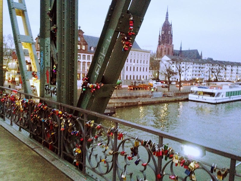 Cadeados na Ponte de Ferro em Frankfurt