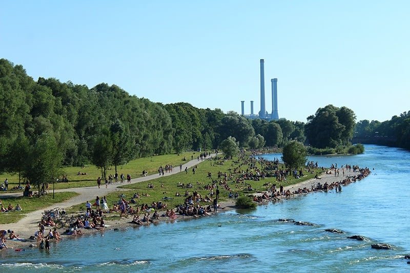 Rio Isar em Munique no verão