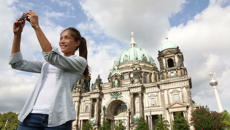 Tirando foto com o celular em frente à Catedral de Berlim