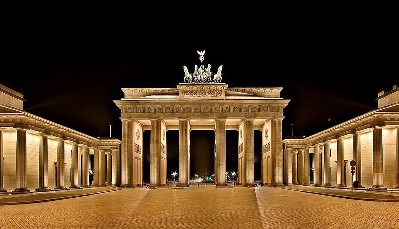 Portão de Brandemburgo à noite em Berlim