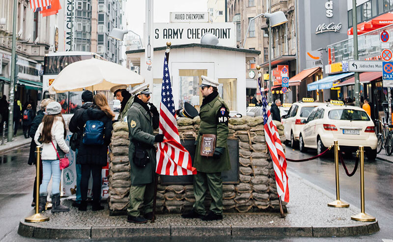 Visita ao Checkpoint Charlie em Berlim