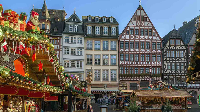 Vista do dia no Mercado de Natal em Frankfurt