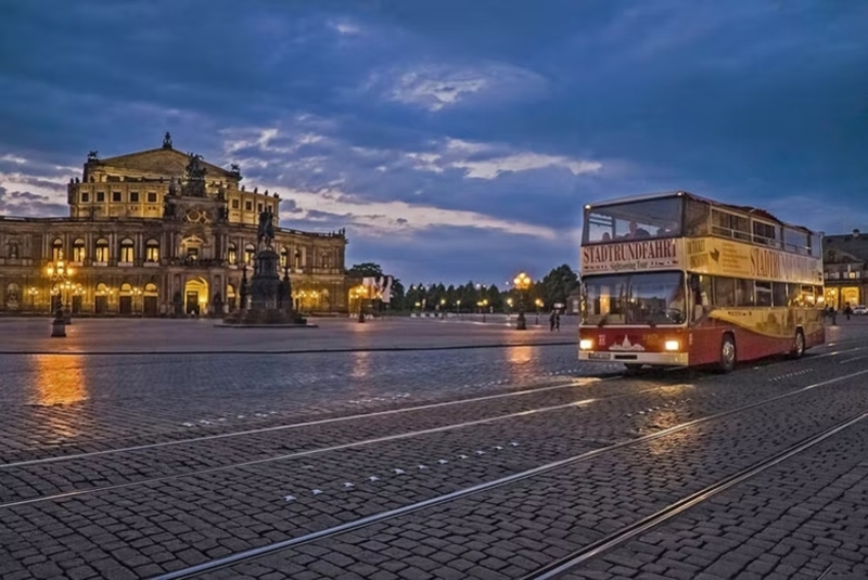 Ônibus turístico em Dresden na Alemanha