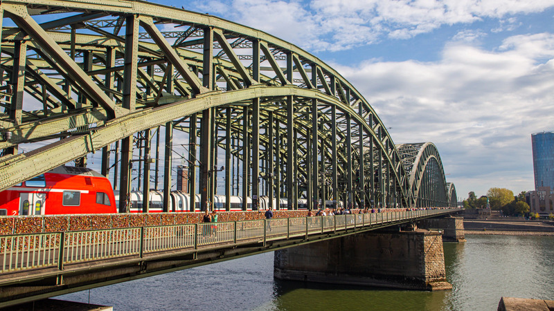 Trem atravessando a Ponte Hohenzollernbrücke