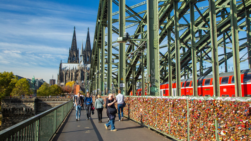 Cadeados na Ponte Hohenzollernbrücke em Colônia